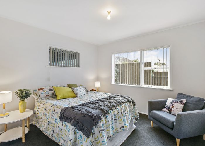  at 2/33 Cleek Road, Mangere East, Auckland
