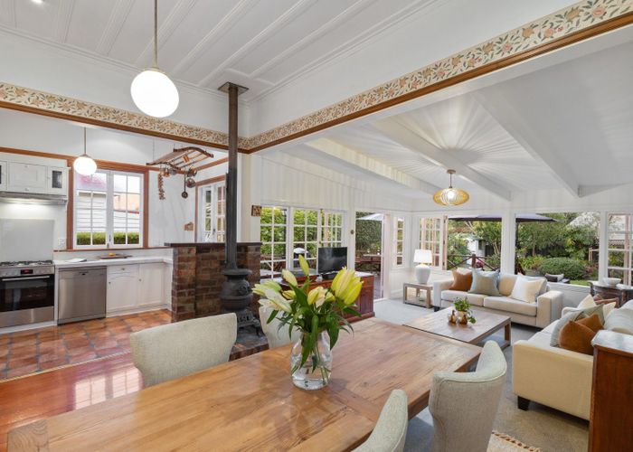  at 32 Summer Street, Stanley Point, Auckland