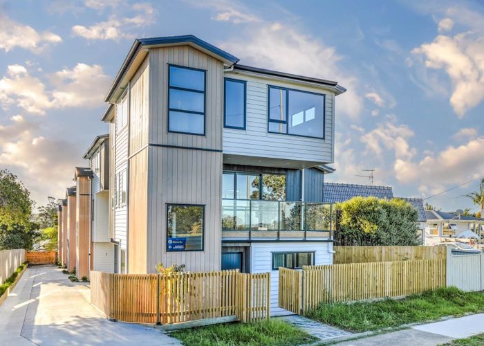  at 858E East Coast Road, Pinehill, North Shore City, Auckland