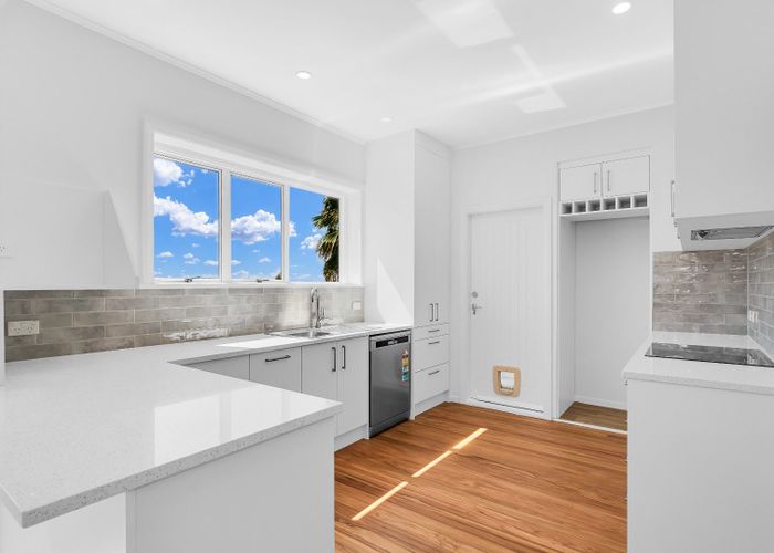  at 32 Waiohua Road, Greenlane, Auckland