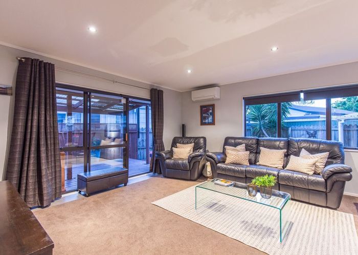  at 2/18 Aurea Avenue, Pakuranga, Auckland