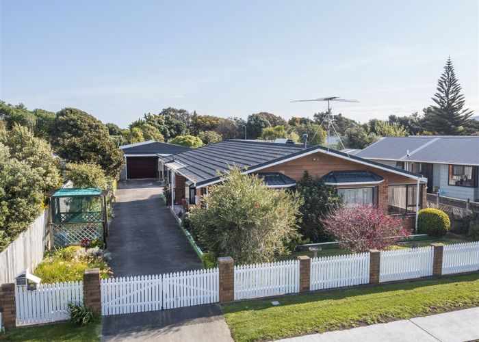  at 32 Eruini Street, Waikanae Beach, Waikanae