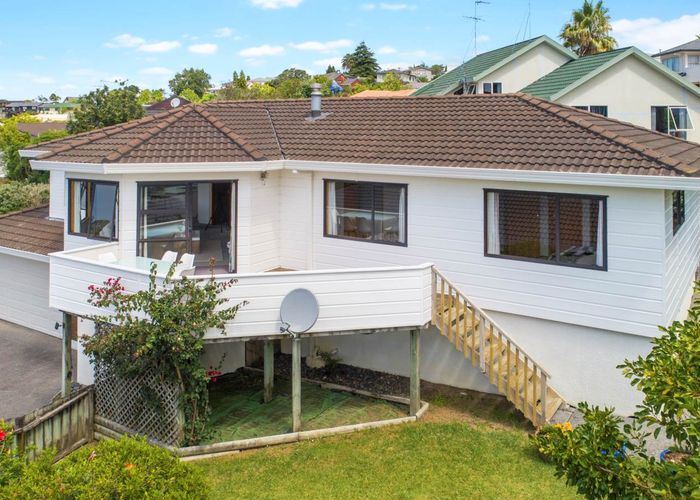  at 2/66 Picasso Drive, West Harbour, Auckland