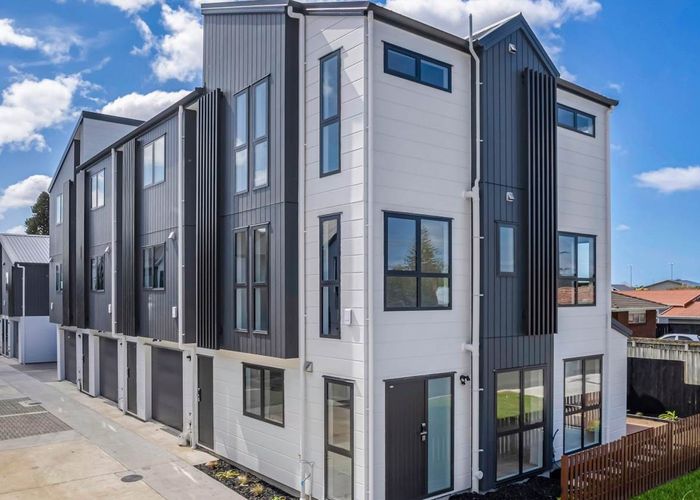  at 7/25 Taikata Road, Te Atatū Peninsula, Auckland