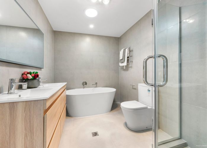  at 2/30 Potter Avenue, Northcote, Auckland