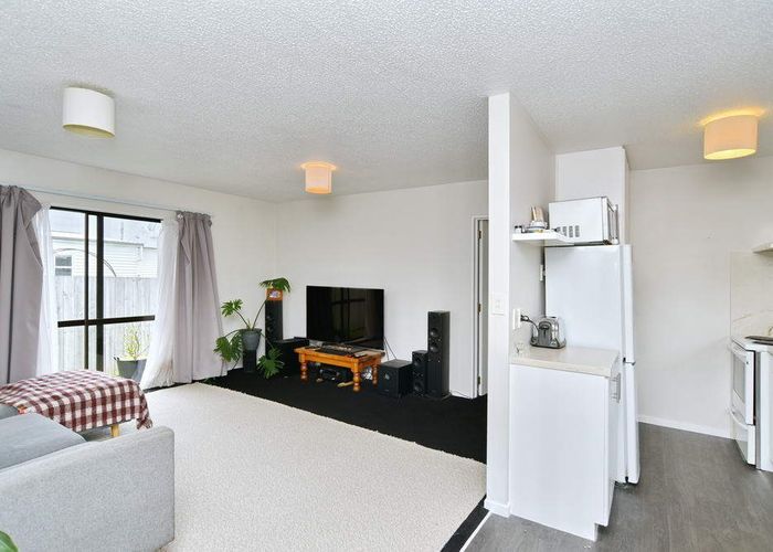  at 2/18 Wairakei Road, Strowan, Christchurch