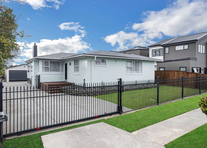  at 102 Edgewater Drive, Pakuranga, Auckland