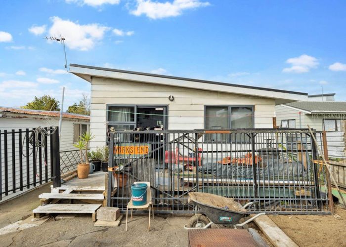  at 19 Larnoch Road, Henderson, Auckland