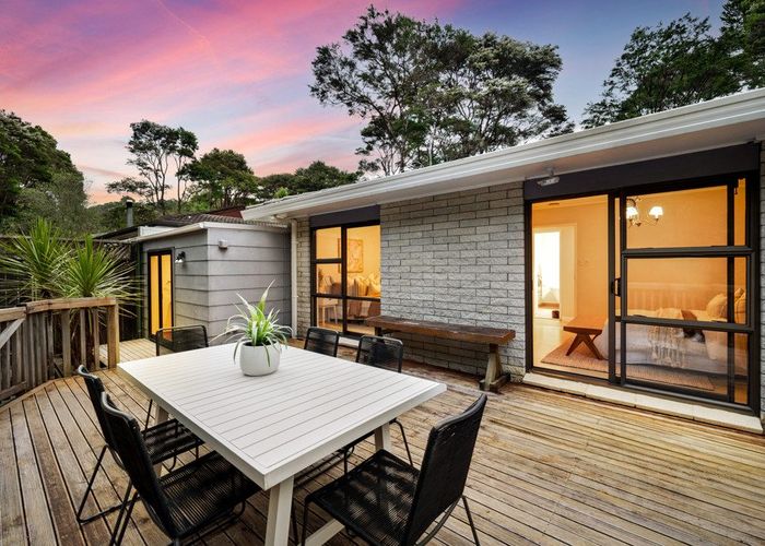  at 2/6 Sonnenberg Way, Titirangi, Auckland