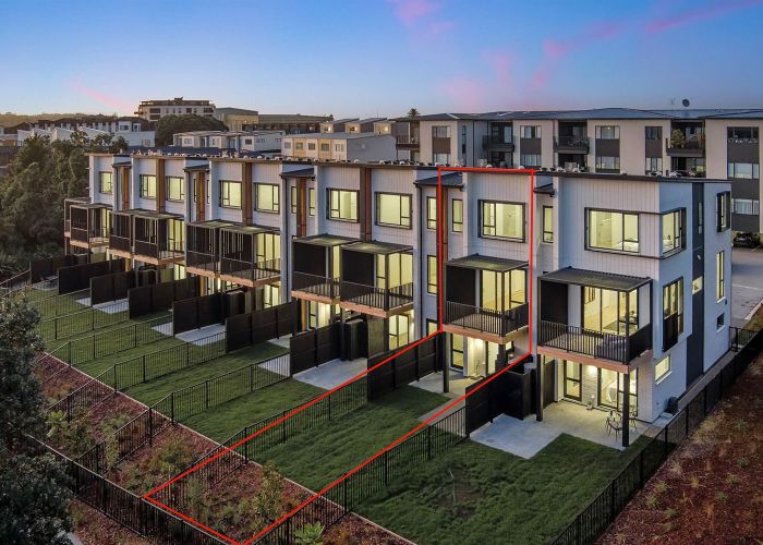  at 20 Beach Road, Te Atatu Peninsula, Auckland