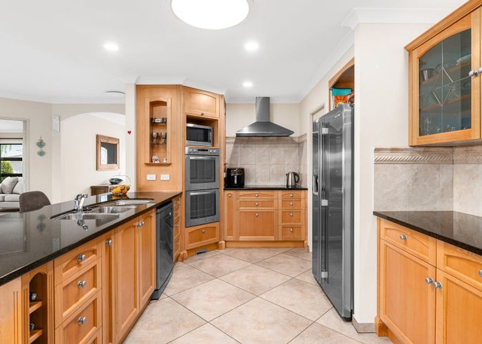  at 2 Compton Grove, Huntington, Hamilton