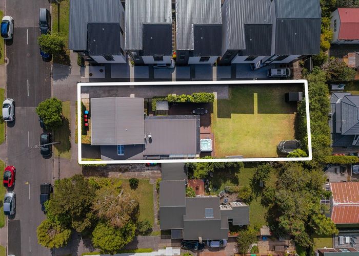  at 15 Kiwi Road, Point Chevalier, Auckland City, Auckland