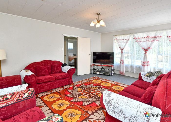  at 8 Staverton Crescent, Mangere, Auckland