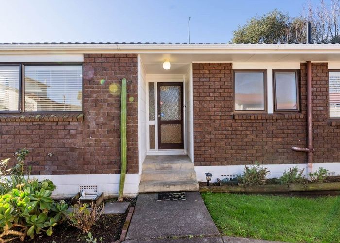  at 2/70 Butterworth Drive, Glendene, Auckland