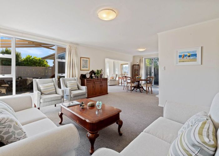  at 32 Fielding Crescent, Farm Cove, Auckland