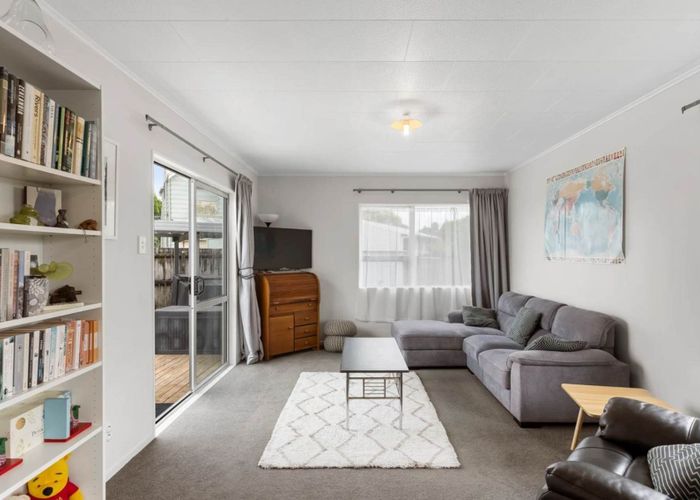  at 5 De Bloge Place, Clendon Park, Manukau City, Auckland
