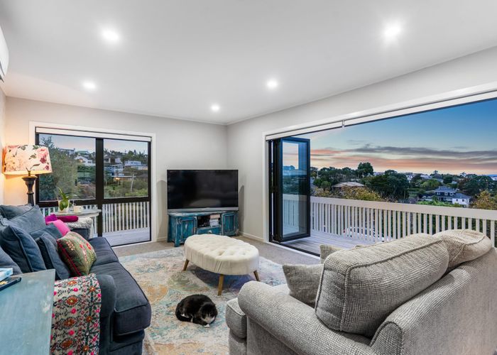  at 2/33 Parr Terrace, Castor Bay, North Shore City, Auckland