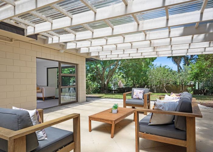  at 2/518 Beach Road, Murrays Bay, Auckland