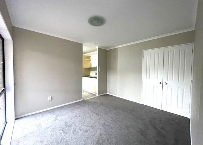  at 4 Courtvale Place, Flat Bush, Manukau City, Auckland