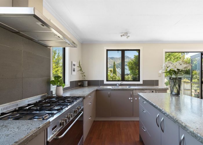  at 7 Larch Court, Kelvin Heights, Queenstown
