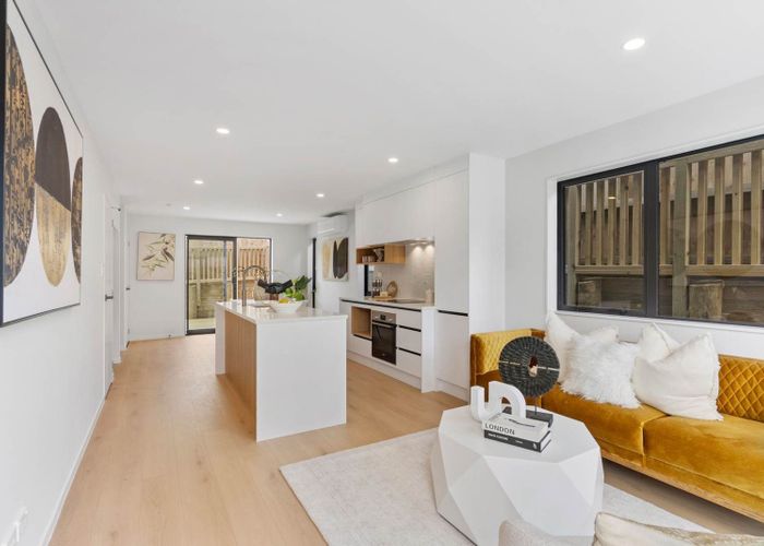  at 8D Devonshire Road, Unsworth Heights, North Shore City, Auckland