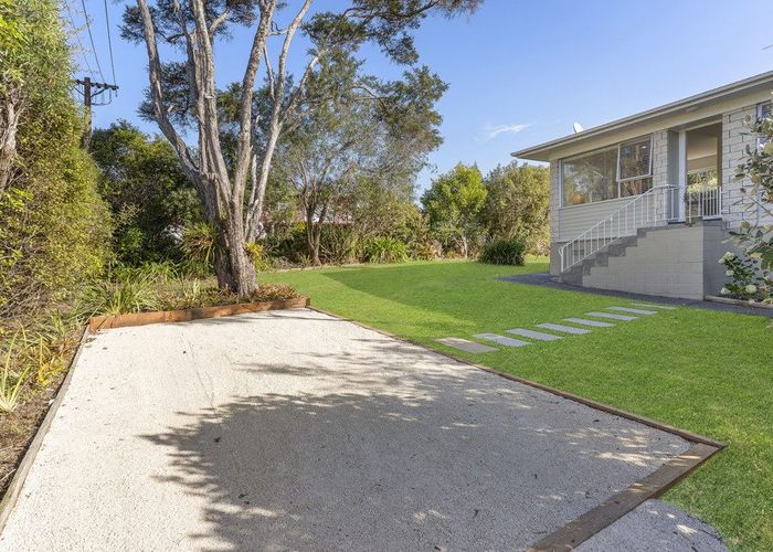  at 2/70 Cliff View Drive, Green Bay, Auckland