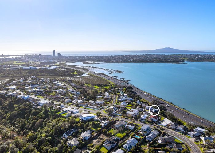  at 2/81 Sylvan Avenue, Northcote, Auckland