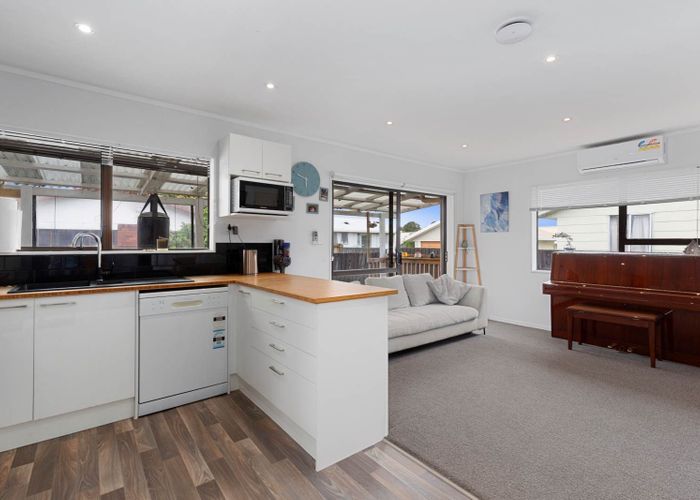  at 2/3 Seaward Place, Wattle Downs, Manukau City, Auckland