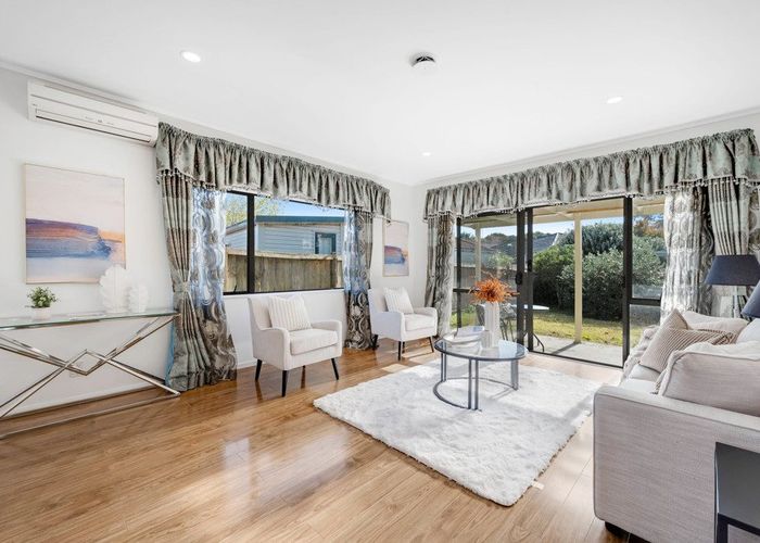  at 2/9 Bernie Edwards Place, Botany Downs, Manukau City, Auckland
