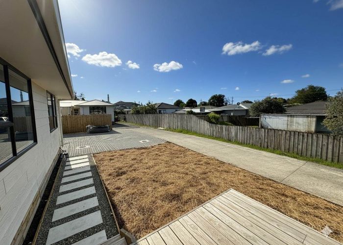  at 3 Powell Place, Henderson, Waitakere City, Auckland