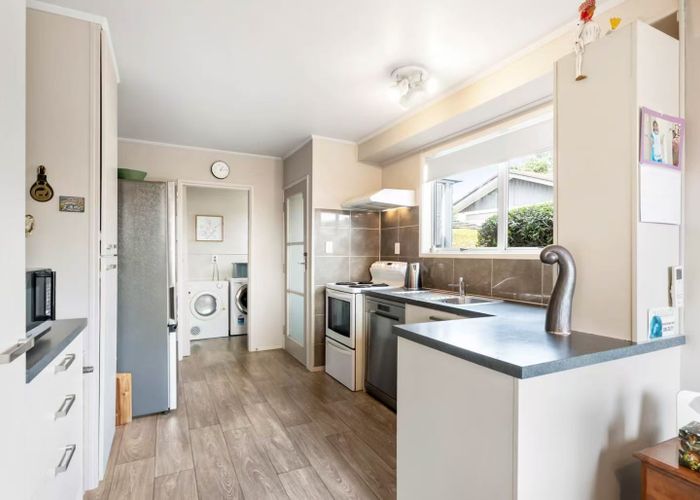  at 9 Tree view Avenue, Glenfield, North Shore City, Auckland