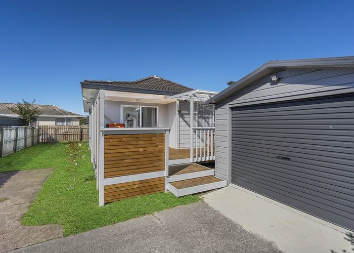  at 2/212 Waitemata Drive, Ranui, Waitakere City, Auckland