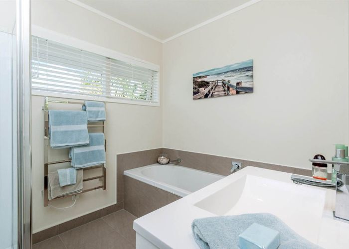  at 14 Treeway, Sunnyhills, Manukau City, Auckland