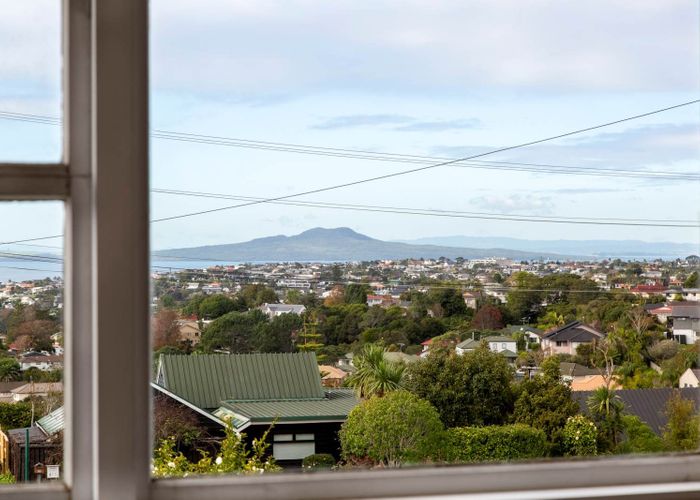  at 922 East Coast Road, Browns Bay, North Shore City, Auckland