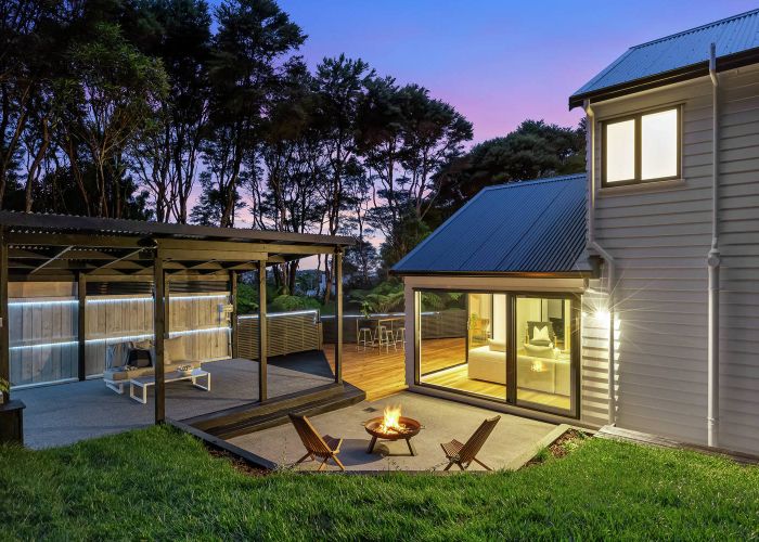  at 25 Longfellow Parade, Titirangi, Waitakere City, Auckland