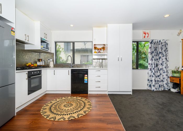  at 6 Awaroa Road, Sunnyvale, Auckland