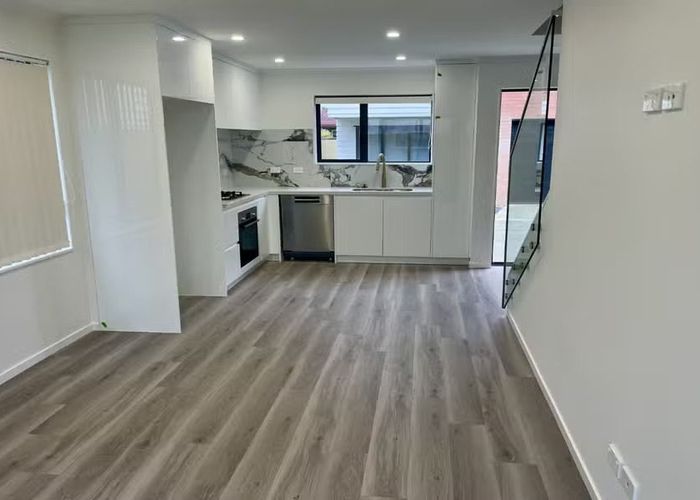  at 4/100 Seymour Road, Sunnyvale, Waitakere City, Auckland