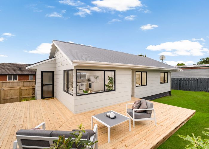  at 2/7 Rewarewa Road, Te Atatu Peninsula, Waitakere City, Auckland