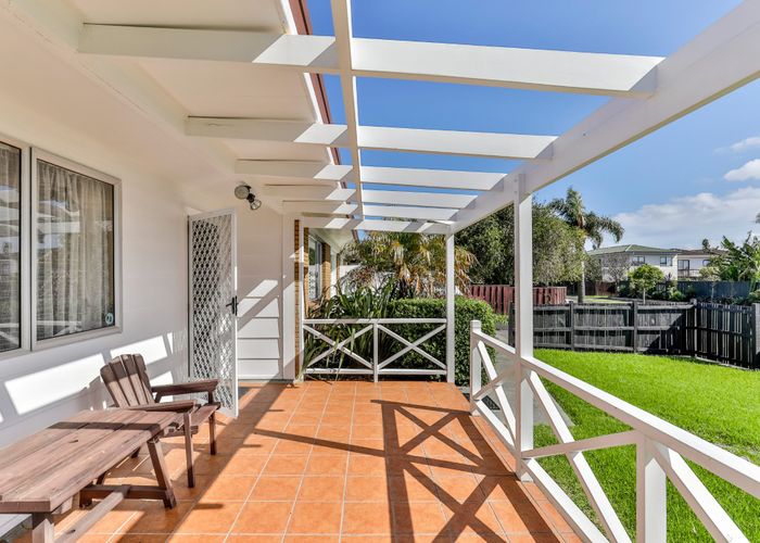  at 2/5 Vivian Wilson Drive, Eastern Beach, Auckland