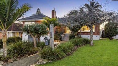  at 11 Dudding Avenue, Northcote, Auckland