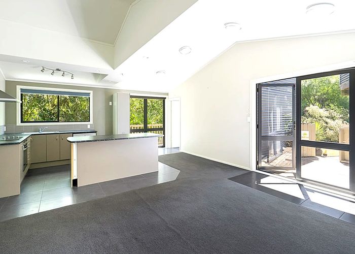  at 2/8a Montressor Place, Mellons Bay, Manukau City, Auckland