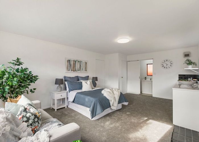  at 40 Beach Road, Te Atatu Peninsula, Auckland