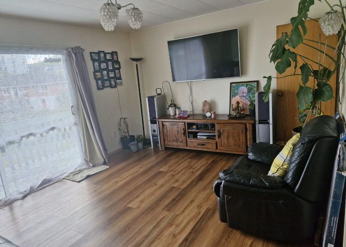  at 2/27 Hutchinson Avenue, New Lynn, Waitakere City, Auckland