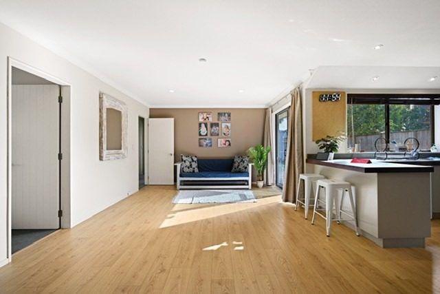  at 4 Azure Place, Huntington, Hamilton