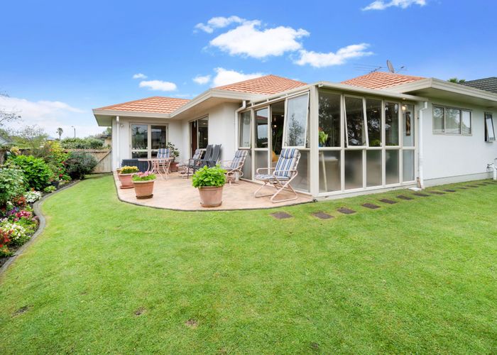  at 8 Welcome Place, Henderson, Auckland