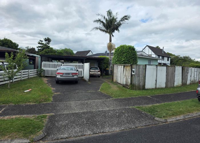  at 2/21 Challen Close, Conifer Grove, Papakura, Auckland