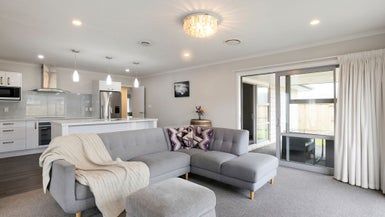  at 16 Oolong Court, Huntington, Hamilton