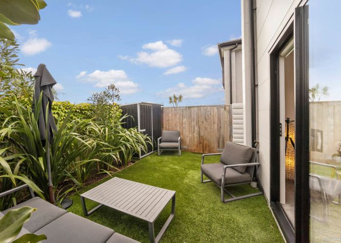  at 4/80 Awaroa Road, Sunnyvale, Waitakere City, Auckland