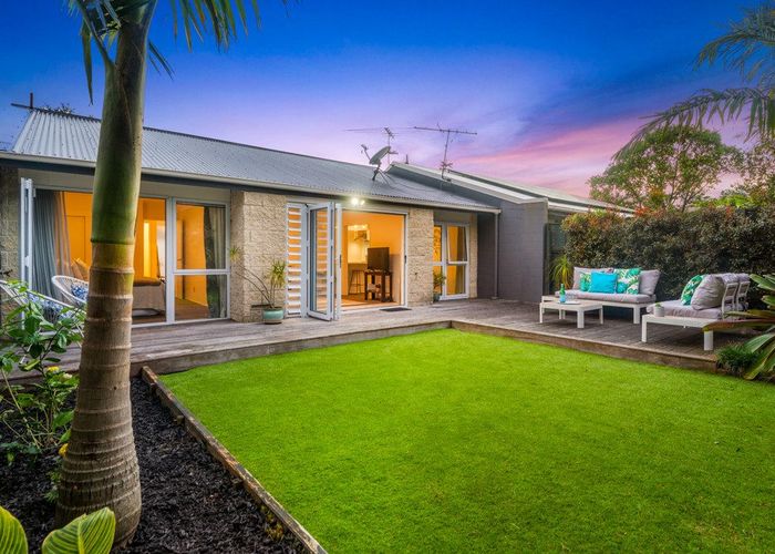  at 2/40 James Evans Drive, Northcote, North Shore City, Auckland