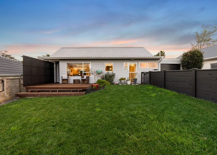  at 2/1 Hiwihau Place, Glenfield, North Shore City, Auckland
